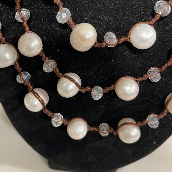 THREE LAYERS FAUX PEARLS/CRYSTALS NECKLACE. - Picture 4 of 6